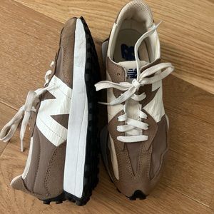 New balance men’s 327 size 7 US